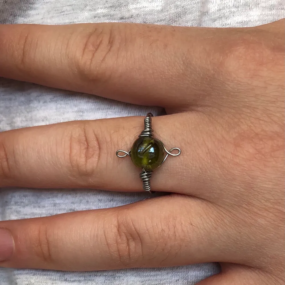 En ring med mörkgrön glaspärla🌿 säljer för 30kr + 12kr i frakt!. Accessoarer.