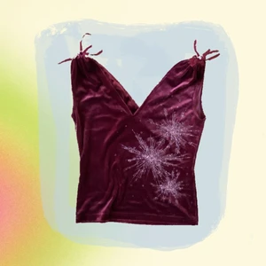 Y2k topp - Mörkröd velvettopp med snörning på axlarna✨ Tidig 2000-tals topp från H&M, bra skick!  Hör av dig om du har några andra frågor så svarar jag så fort jag har möjlighet📮