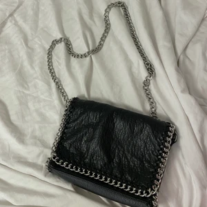 Väska med kedjor - Svart väska i fint skick💕 bud är bindande !!