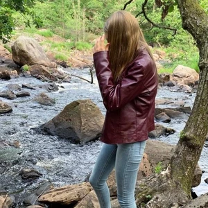 Läder jacka - FAKE läder jacka! Väldigt fint skick! I storlek L, men jag har själv storlek S och den passar även mig bra! :)