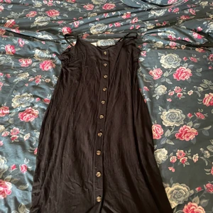 Klänning  - Väldigt fin kroppad litte längre klänning. Jag har en ny och Där av vill jag sälja denna. Sitter väldigt fint och bekvämt 