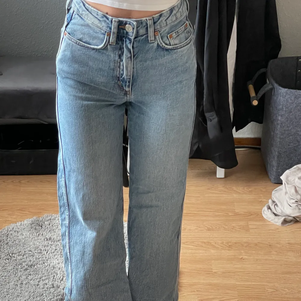 Säljer nu mina fina blåa weekday jeans då de inte kommer till användning. De är använda få gånger och är i nyskick. Köpta för 500kr💕. Jeans & Byxor.