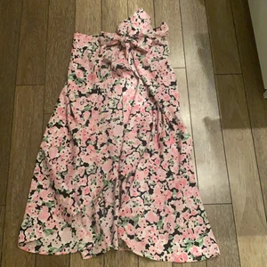 Blommig långkjol ❤️🌹🌸🌺🌷 -  En kofta kjol.Det är ett snöre längst uppe vid häften så då kan man välja om man vill ha den helt öppen som man ser sina shorts eller var man har under den hära eller så kan man vika den så att man inte ser låren / sina shorts eller var man under väldigt fin blommig sommarsjkol för den är så luftig och härlig är tyvärr inte riktigt i min smak men kan nog lova att någon ute här på och Plick, gillar den väldigt mycket❤️