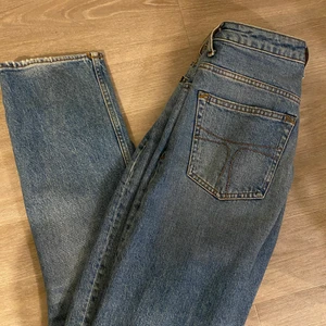TIGER OF SWEDEN - jeans - Strl 30/32, dock totalt 2 cm insydda i midjan men går att ta bort