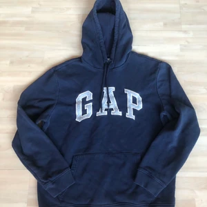 Vintage GAP Hoodie (M) - Säljer min Vintage GAP Hoodie (M) sitter som S tröjan är unisex och köpt på secondwave vintage för 550kr den är för kort i armarna för mig och därmed aldrig använd av mig. Släpper den för 300kr