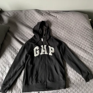 Oanvänd GAP -  Zip hoodie - Säljer min gap zip hoodie i storlek L. Den är endast testad en gång. Säljer pga att jag ej använder den. Passar asbra nu till våren!