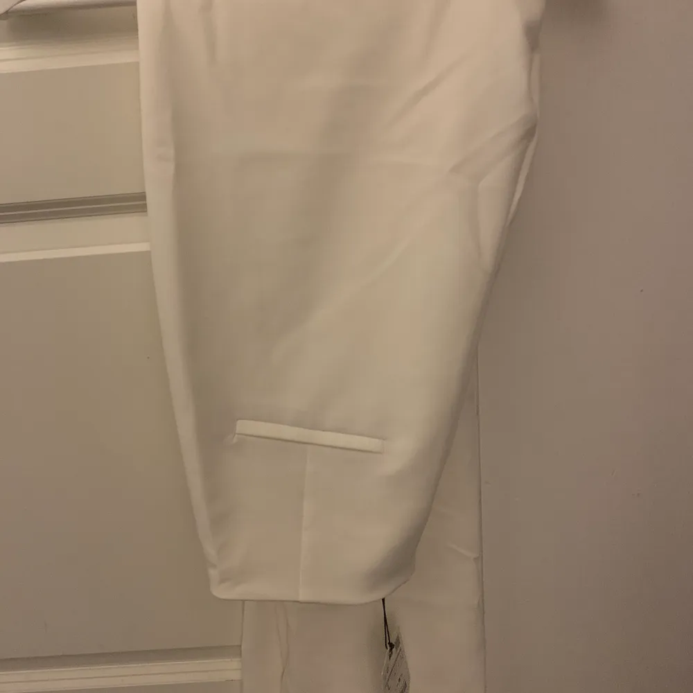 Vita kostymbyxor som är helt nya med prislapp på, köpta från zara i storlek L men passar M också då dem är lite små i storleken. Passar tyvärr inte mig. Köparen står för frakten.. Jeans & Byxor.