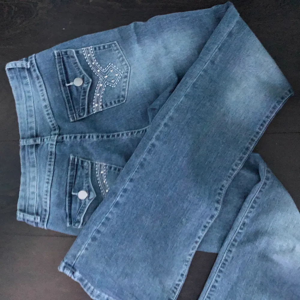 Urläckra jeans med mönster och glitter på bakfickorna. Hur snygga som helst. Nyskick. Mid Rise. . Jeans & Byxor.
