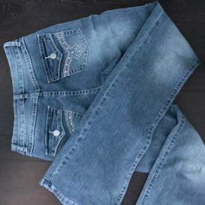 Urläckra jeans med mönster och glitter på bakfickorna. Hur snygga som helst. Nyskick. Mid Rise. 