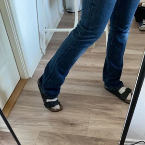 Lågmidjade jeans - Ett par lågmidjade jeans utan bakfickor från Gul och Blå. Jag är 165 och dom går till marken på mig. Jag brukar normalt ha storlek S