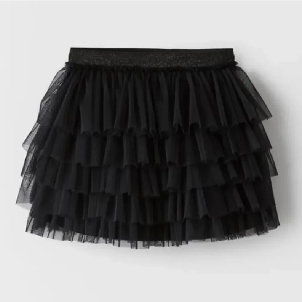 Säljer denna söta kjol från zara. Har en ytterst liten lagning i reseåren som verkligen inte syns. Denna går inte att få tag på nya längre och det passsr verkligen till alllllllt!! Så fint😘 frakt tillkommer . Kjolar.