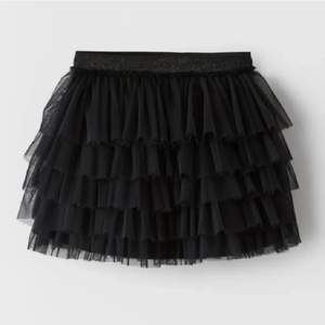 Säljer denna söta kjol från zara. Har en ytterst liten lagning i reseåren som verkligen inte syns. Denna går inte att få tag på nya längre och det passsr verkligen till alllllllt!! Så fint😘 frakt tillkommer 