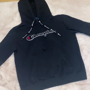 Huvtröja, Champion - Säljer en marinblå hoodie som är i riktigt bra skick från märket Champion. Använd fåtal ggr. Skulle säga att den sitter bra, dock aningen liten i passformen. 