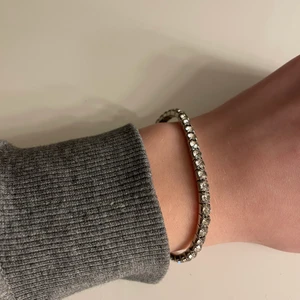 Armband - Glittrigt armband, saknar en glittersten. Stretchig och passar nog de flesta⭐️