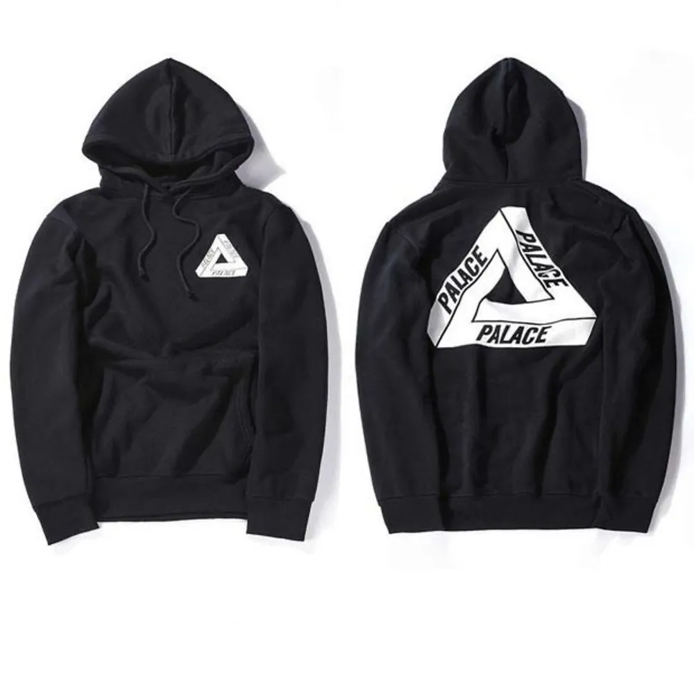 En finfin palace hoodie som inte är för lång i armarna och har en stor luva, hoodien är i storlek L unisex och passar en kille med storlek M, detta plagg är köpt för 1700kr och priset kan diskuteras. Plagget är inte mycket använt men anledningen till att jag säljer är för att denna inte används längre. Trycket på baksidan ser lite annorlunda ut för att de har gått bort lite i tvätten men de är inte mycket. Fler bilder kan tillkomma om man är intresserad, hör av dig om du är intresserad. . Hoodies.