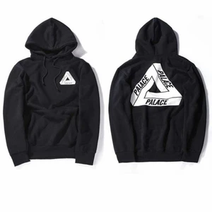 Palace Hoodie - En finfin palace hoodie som inte är för lång i armarna och har en stor luva, hoodien är i storlek L unisex och passar en kille med storlek M, detta plagg är köpt för 1700kr och priset kan diskuteras. Plagget är inte mycket använt men anledningen till att jag säljer är för att denna inte används längre. Trycket på baksidan ser lite annorlunda ut för att de har gått bort lite i tvätten men de är inte mycket. Fler bilder kan tillkomma om man är intresserad, hör av dig om du är intresserad. 