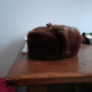 Sovjetisk Ushanka (pälsmössa) - Skön mössa för kallare väder som alltid håller huvudet varmt. Jag är osäker på vilken sorts päls det är (kan vara kanin eller bäver) Gjord i Sovjetunionen någon gång under 1900-talet. Jag säljer den endast för att mitt huvud är aningens för stort. Hör gärna av er om ni har några frågor eller funderingar!