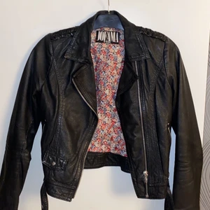 Skinnjacka från jofama by kenza - En svart skinnjacka från jofama by kenza som är i storlek 34 slulle säga att den passar en s. Den är i väldigt bra skick. Jag bjuda på frakten vid snabbt köp. 