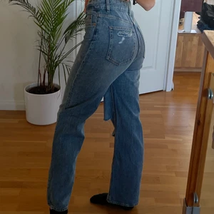 Blå Vida Jeans  - Väldigt sköna vida byxor med hög midja. Sitter jätteskönt och perfekt i längden, jag är 175 cm. Storleken är 38 men de passar mig som har 36. 💙💙 