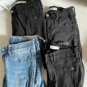 4 par jeans, de er gået op som vist på billederne, men ellers er de fine. Tag dem alle 4 for 50kr