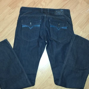 diesel jeans - super fina diesel jeans i bra skick. med as feta fickor! storlek w33 l34 skulle säga att dem passar någon som har S/M i storlek. köparen står för frakt 💚