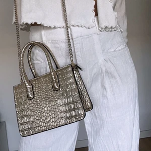 Guldig söt väska  - H&M köpt för 399kr. Slutsåld direkt. Använd en kväll bara, är väldigt fin kvalite och känns lyxig. 