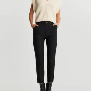 Kostymbyxor  - Svarta kostymbyxor från Ginatricot. Mycket bekväma och ”stretchiga” byxor. Byxorna är Storlek 32 men passar mig som har S36 i byxor. Ordinariepris 399kr och nypris 150kr då dom är i fint skick.