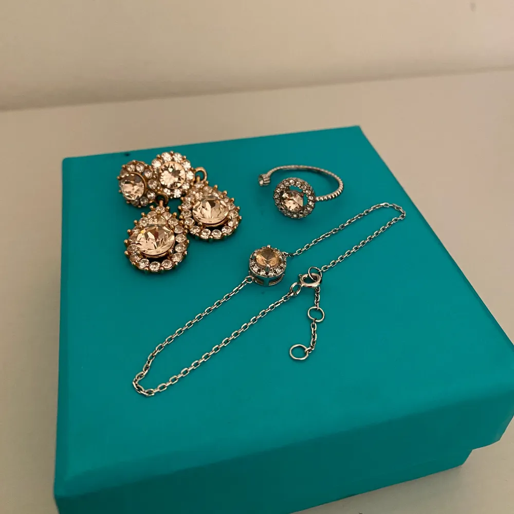 Säljer fina Lily and rose smycken som knappt är använda. Ett par örhängen, ett armband och ring som alla matchar varandra fint. Säljer de enskilt men även allting tillsammans för 500!. Accessoarer.