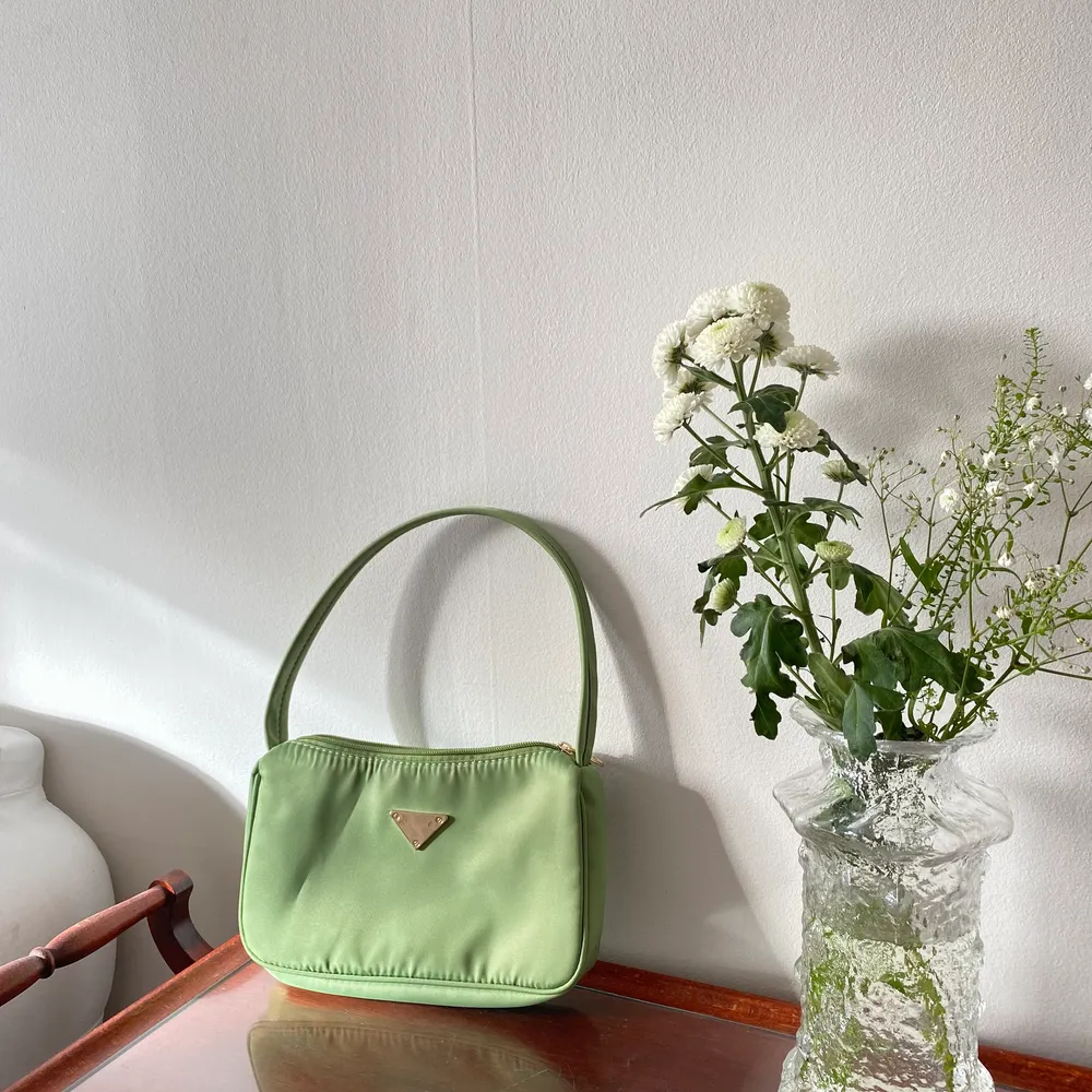 Säljer min Prada inspirerade väska🤍🤍 så fin grön färg med guldiga detaljer💚💚vet tyvärr inte vart den är ifrån men aldrig använd så förtjänar ett nytt hem.. Väskor.