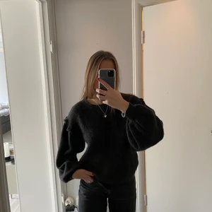 Stickad grå tröja - Fin stickad tröja i grått från veromoda som säljs pga inte används. Har bredare ärmar liknande ballongärmar samt en liten volang nedanför axeln som ses på bilder. Passar både XS/S. Köparen står för frakten
