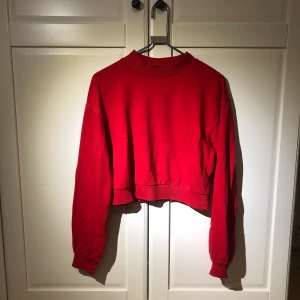 Croppad tröja  - Röd croppad tröja från Bershka. 