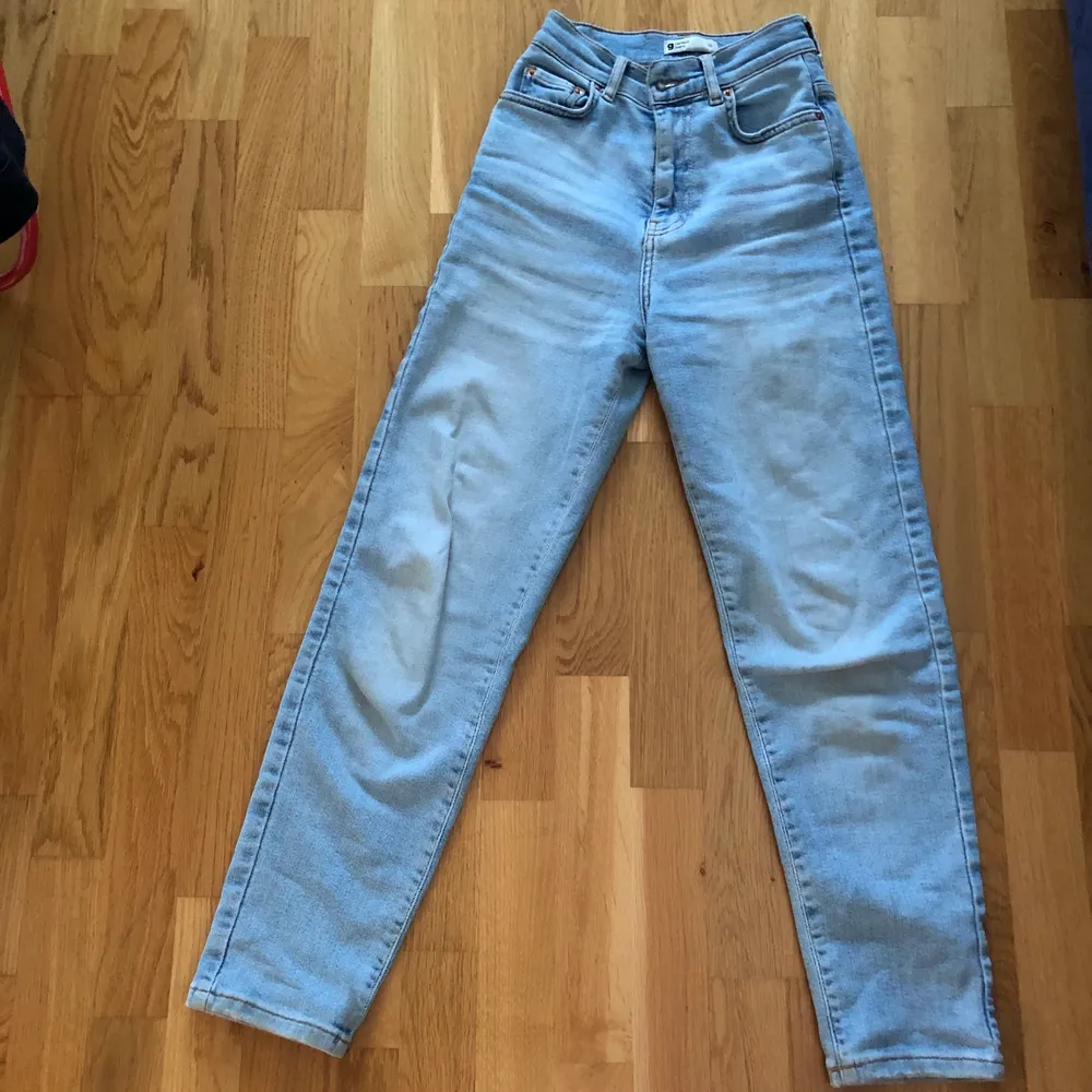 Jättefina lösa jeans från Gina (dem ser inte då lösa ut på bilderna men det är för att dem är för små för mig). Använda ett fåtal gånger, bra skick. Priset kan diskuteras❤️. Jeans & Byxor.