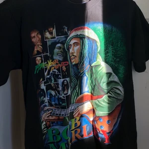 bob marley tisha - bob marley t-shirt i stl xl. sitter perfekt oversize på mig med stl s/m