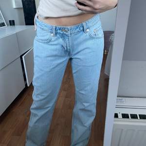 Säljer mina snygga slutsålda jeans från weekday, modell ”arrow”. Aldrig använd (prislapp kvar)⚡️