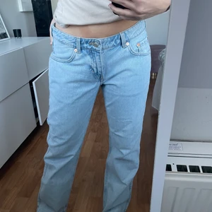 Weekday jeans - Säljer mina snygga slutsålda jeans från weekday, modell ”arrow”. Aldrig använd (prislapp kvar)⚡️