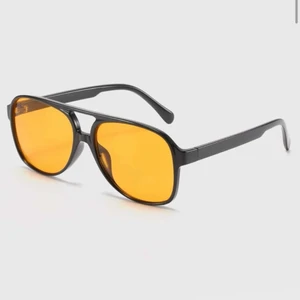 Trendiga solglasögon - ‼️‼️🦋 lagt ut MASSA nytt så in och checka min sida🦋‼️‼️ 📦Fraktar med spårbar frakt för 66 kr, får plats med många plagg i samma paket så frakten blir samma oavsett om du köper 1 plagg eller 5📦 ❇️den 12 mars doneras ALLT till välgörenhet så passa på❇️