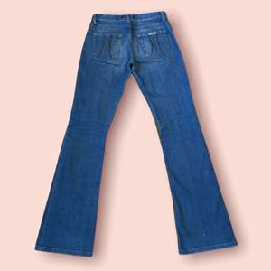 Lågmidjade fernina jeans. Midjemåttet 70cm och innerbenslängden är 83cm