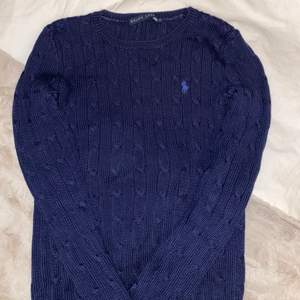 En Ralph lauren stickad tröja i marinblått! Väldigt bra skick då jag har använt denna fåtal gånger. Inköpts priset ligger på 1500kr. Storlek S men funkar även på XS
