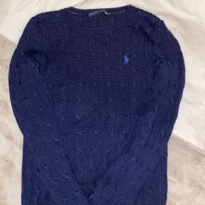 Ralph Lauren stickad - En Ralph lauren stickad tröja i marinblått! Väldigt bra skick då jag har använt denna fåtal gånger. Inköpts priset ligger på 1500kr. Storlek S men funkar även på XS