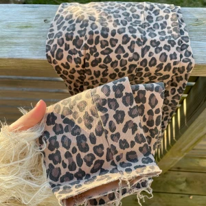 Jeans leopard säljes - Dessa tuffa byxor säljes då de ej kommer till användning. stretch & väldigt bekväma. Endast provade. Hål vid ena knät. Storlek 38, passar även 40.