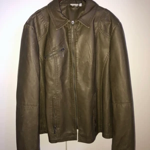 Läderjacka  - Säljer min läderjacka. Köpt för 1500:- på second hand. Storlek är XL och jackan är i nyskick. Funkar perfekt som unisex jacka. 