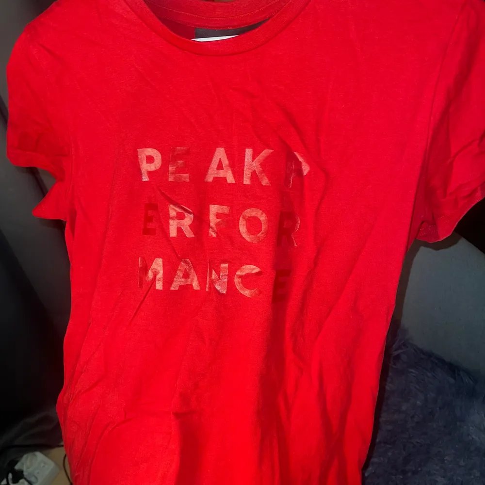 Röd peak t shirt som jag inte använt många gånger pga att den känns lite för liten. Det är strl M i den men känns nästan som S.. T-shirts.