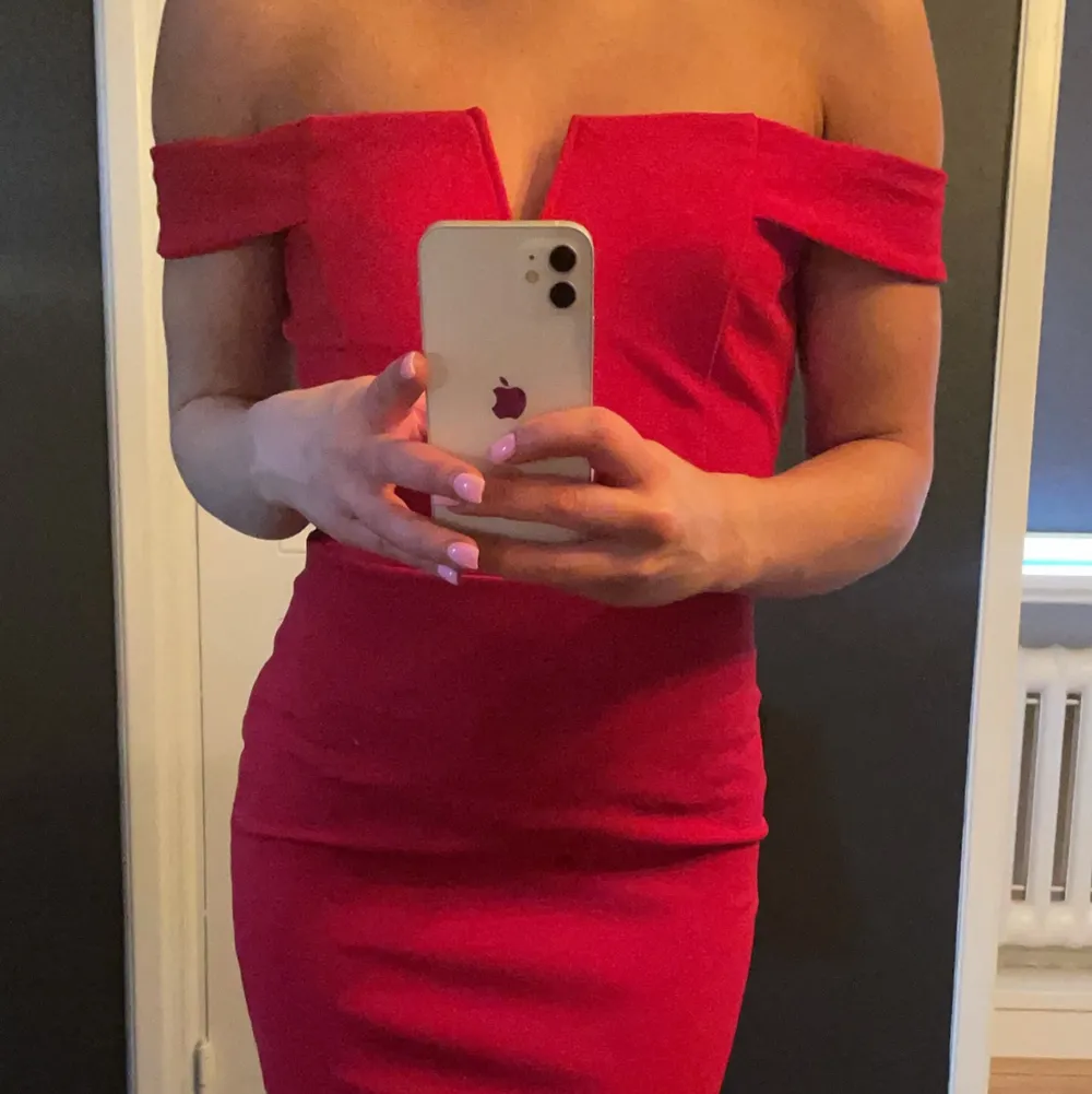 En klänning från booho med röd färg. . Klänningar.
