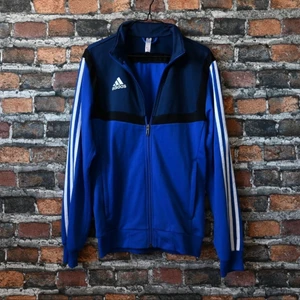 Vintage Adidas tröja - I fint skick. Storleken är XS men passar som S. Postas med PostNord spårbart. För fler bilder eller mått kontakta mig 👍