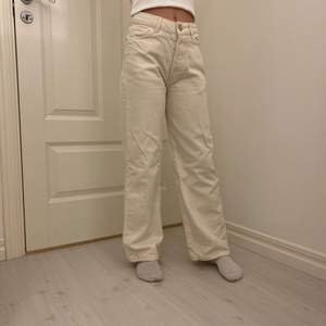 Säljer ett par jeans från Never Denim i storlek 25! Modellen är 1,53 cm lång☺️ Ordinarie priset är 599. 