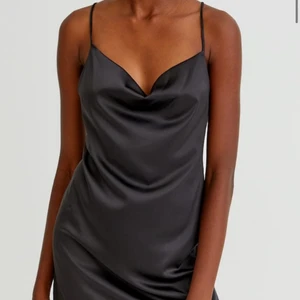 Helt ny klänning pull and bear stl s - Den är brun men hittade ingen sån bild, kan ta bild vid intresse. Helt ny! Fick hem idag men var för liten. Stl s. Eller om någon har den i L o vill sälja❤️