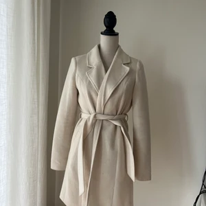 Kappa - Jättefin kappa från märket vila. Knappt använd och sitter jättefint på. Frakt tillkommer på 75 kr. 