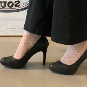 Tamaris glittriga pumps. Strl 38 - Söta glittriga pumps 🖤 Material är läder. Använda endast 1 gång och säljer dem för att jag kan inte använda klackskor längre 🧚🏼‍♀️ bra skick. Nypris 549 