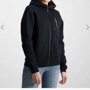 Säljer min svarta sail racing hoodie, i bra skick och inte så använd, säljer för 500kr med frakten inkluderad💕
