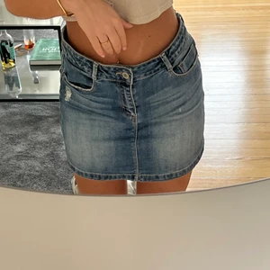 Zara kjol - Jeanskjol från zara barn, strolek 152 men skulle säga XS/S, superbra då den e justerbar i midjan 💙SISTA KÖPDAGEN ÄR FREDAG FÖRMIDDAG ❌
